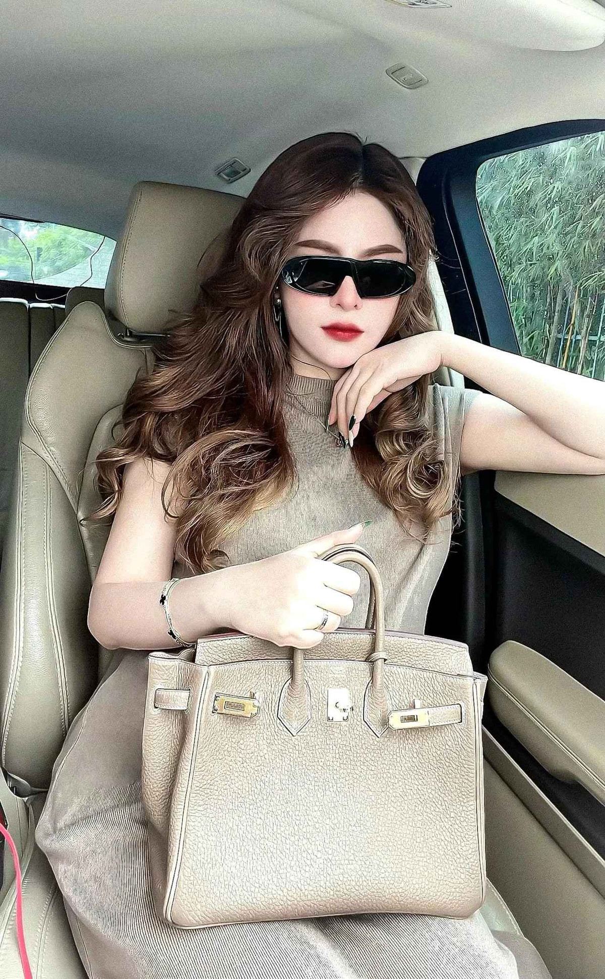 Trong kinh doanh, nhiều người “choáng” khi hot girl sinh năm 1995 sử dụng căn biệt thự 5 tầng, mỗi tầng rộng trên 100m2 để làm nơi chứa hàng hóa. Điều đó làm nhiều người tò mò về nguồn thu nhập của Nguyễn Hoàng Mai Ly