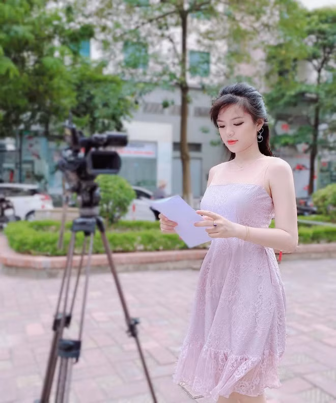 Theo chia sẻ, niềm đam mê diễn xuất, truyền hình đến với Hà Đan từ khi còn nhỏ. Do bản tính nhút nhát, rụt rè, cô được mẹ cho tham gia vào khóa học điện ảnh - thời trang nhí để mạnh dạn hơn.