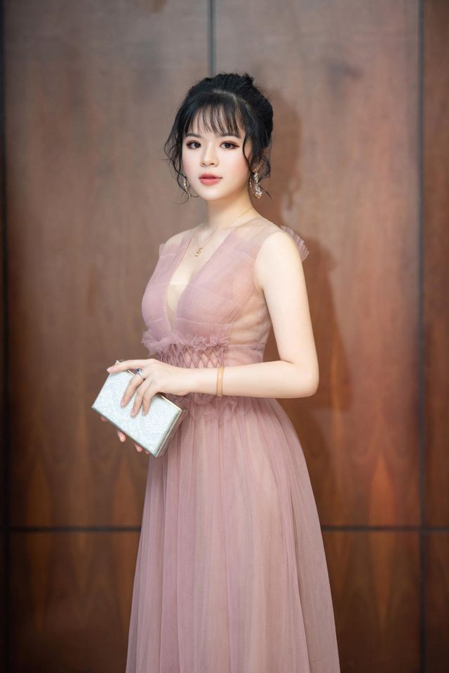 Trên màn ảnh, nhờ sở hữu ngoại hình trẻ hơn so với tuổi thật, Hà Đan thường được đảm nhận những vai diễn học sinh, thậm chí cô từng nhận vai học sinh lớp 5, lớp 7... Nhưng thực chất cô bạn này đã tuổi 20.