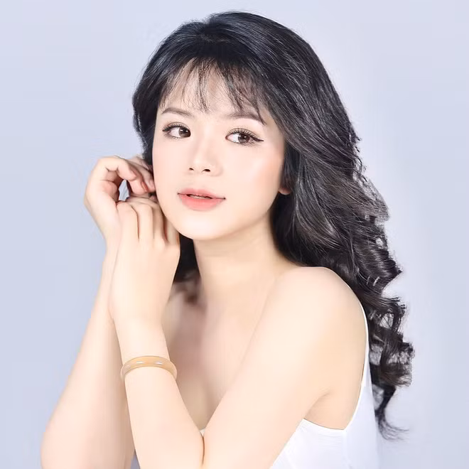 Trong quá trình học, khi có đoàn phim đến casting, cơ duyên đến với nghiệp diễn viên của Hà Đan may mắn đến. Trong hàng loạt cái tên, cô bạn MC VTV 9X được chọn vào vai diễn đầu tiên trong đời - vai bé Thơm trong "Miền quê thức tỉnh".