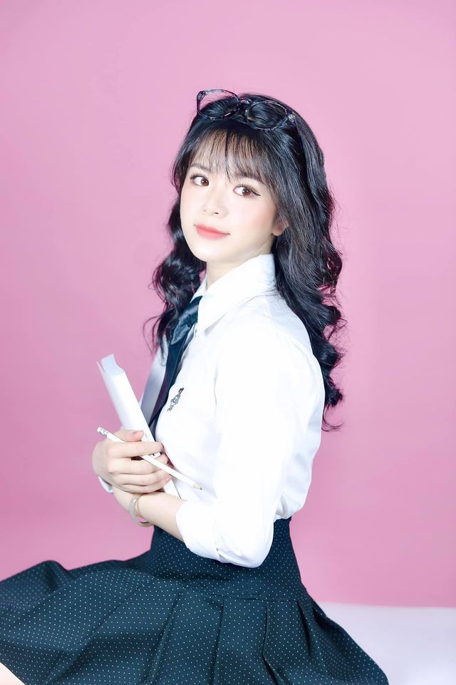 Hà Đan tên đầy đủ là Hà Nhuệ Đan, sinh năm 1995 là gương mặt mới nhất trong dàn MC VTV trình làng thời giang qua.