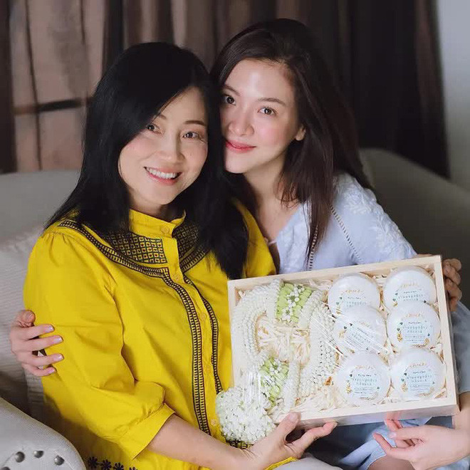 Chắc chắn nhiều fan sẽ tò mò về diện mạo của bố mẹ Baifern Pimchanok, tự hỏi không biết họ trông thế nào mà sinh được cô con gái cực phẩm như vậy?