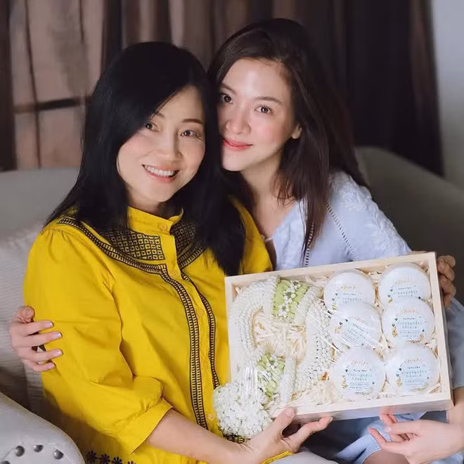 Chắc chắn nhiều fan sẽ tò mò về diện mạo của bố mẹ Baifern Pimchanok, tự hỏi không biết họ trông thế nào mà sinh được cô con gái cực phẩm như vậy?