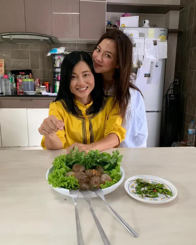 Trên trang Instagram cá nhân của Baifern, thỉnh thoảng mẹ của cô nàng lộ diện cùng con gái mình và mỗi lần "mẹ đẹp" xuất hiện, dân tình lại được phen trầm trồ xuýt xoa.