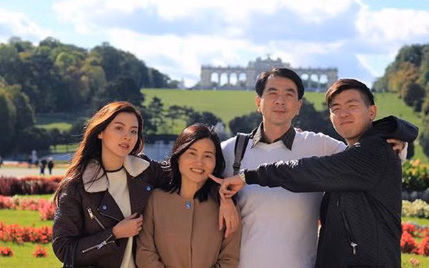 Đặc biệt khi nhìn bố của Baifern ai nấy đều hiểu vẻ đẹp hoàn mỹ của cô diễn viên đến từ đâu.