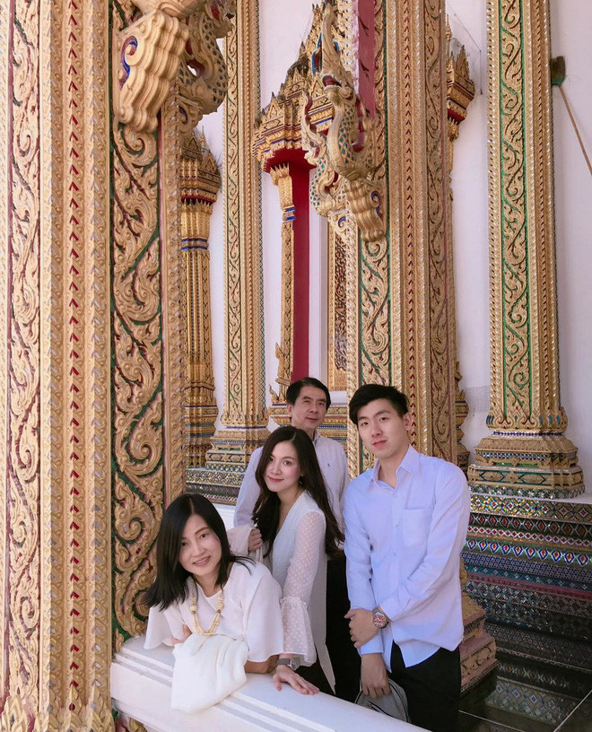 Nói không ngoa thì mẹ của ngọc nữ Thái Lan chính là thánh “hack” tuổi đáng gờm nhất nhì trong số các bà mẹ sao của làng giải trí Thái Lan.