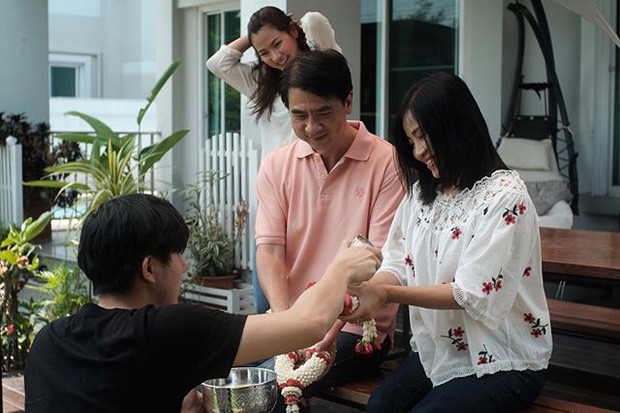 Baifern đặc biệt giống ông bố soái ca của mình khi thừa hưởng được những nét ưu tú, đôi mắt to, dáng mặt thon gọn và khuôn miệng nhỏ nhắn. Bố của cô nàng ũng khiến dân tình bất ngờ vì vẻ ngoài phong độ và điển trai dù đã lớn tuổi.