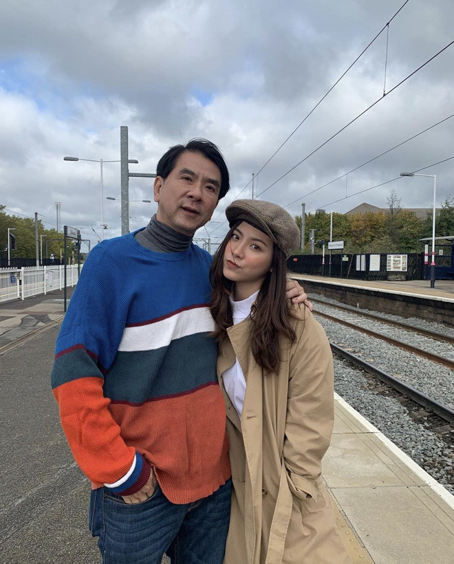 Được biết, gia đình Baifern Pimchanok có 4 thành viên, không riêng gì Baifern và mẹ, bố và em trai của cô cũng sở hữu nhan sắc điển trai thuộc hàng cực phẩm.