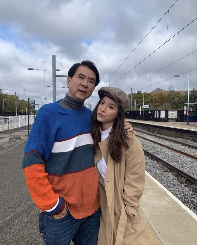 Được biết, gia đình Baifern Pimchanok có 4 thành viên, không riêng gì Baifern và mẹ, bố và em trai của cô cũng sở hữu nhan sắc điển trai thuộc hàng cực phẩm.