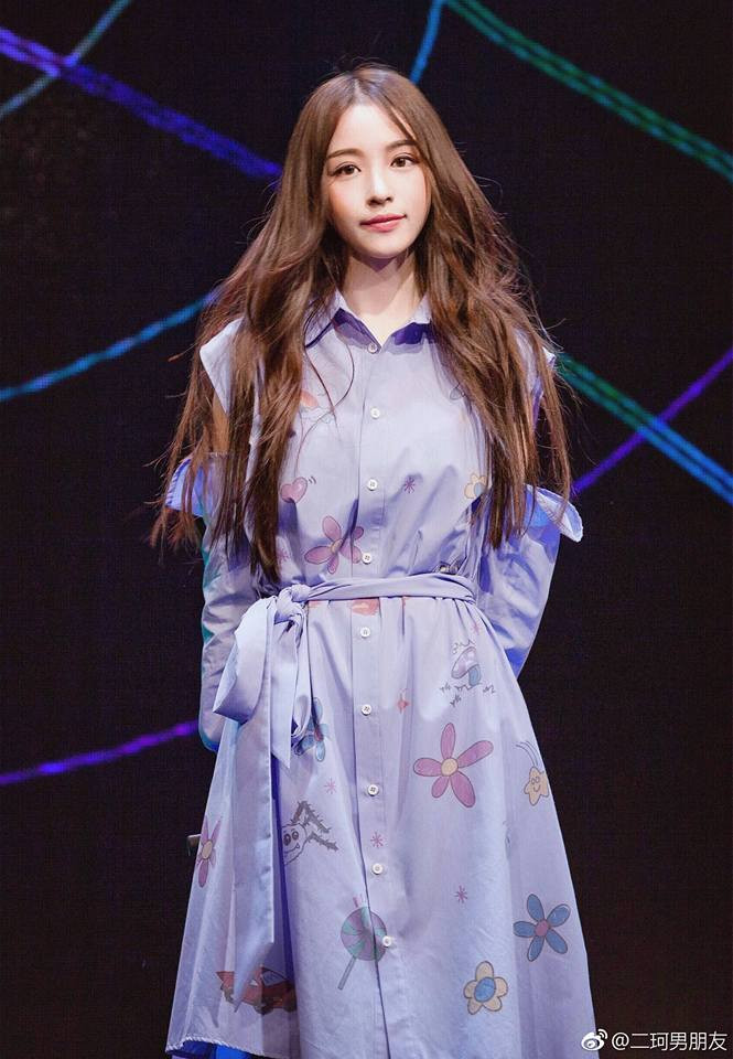 Đặc biệt, Châu Nhị Kha còn ghi dấu ấn với các fan Việt qua bài hát "Bong bóng tỏ tình" đầy ngọt ngào với 3,8 triệu view trên Youtube.