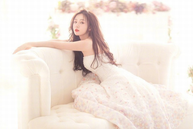 Sở hữu vẻ đẹp thánh thiện cùng giọng hát như "rót mật vào tai", Châu Nhị Kha nhanh chóng trở thành cái tên đình đám trong cộng đồng mạng Trung Quốc, đặc biệt là trong giới streamer đang phát triển.