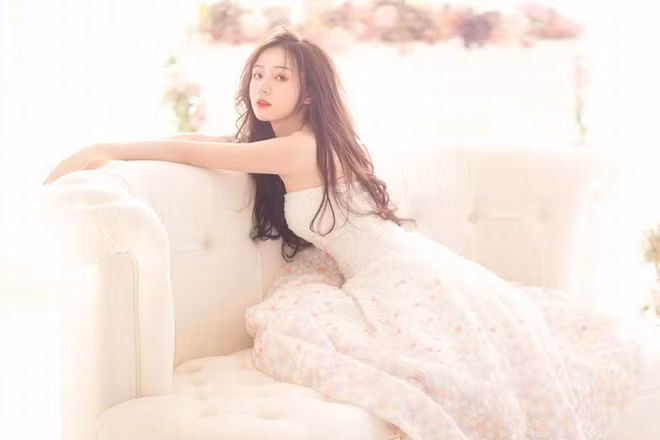 Sở hữu vẻ đẹp thánh thiện cùng giọng hát như "rót mật vào tai", Châu Nhị Kha nhanh chóng trở thành cái tên đình đám trong cộng đồng mạng Trung Quốc, đặc biệt là trong giới streamer đang phát triển.