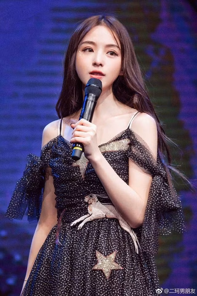 Châu Nhị Kha xinh đẹp cả trong những bức ảnh đời thường không được photoshop kĩ lưỡng đến những tấm ảnh chụp vội màn hình khi livestream.