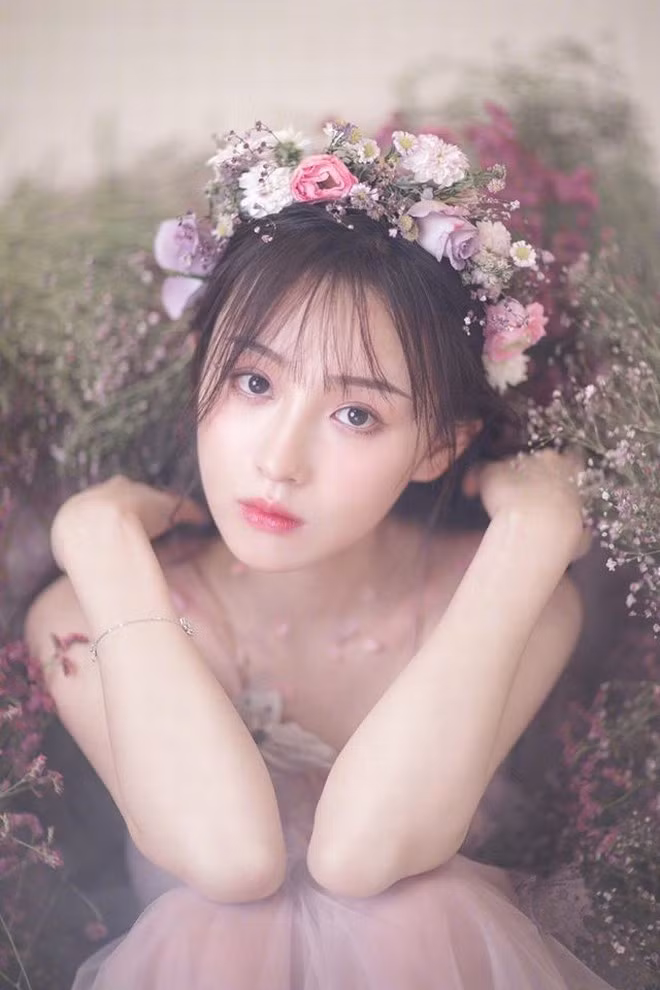 Nhiều người hâm mộ thậm chí còn gọi Châu Nhị Kha là "Vương Phi của làng eSports" hay "người chơi game giỏi nhất trong giới ca hát và cũng là người ca hát giỏi nhất trong giới chơi game".