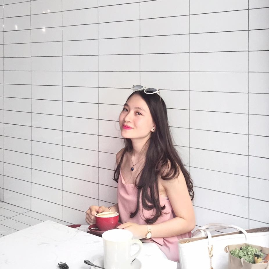 Hồng Hạnh yêu thích những tông màu sáng, nhã nhặn, nên các bức ảnh cũng luôn được khéo léo tận dụng hết ánh sáng để mang lại cho người xem một cảm giác trong trẻo, nhẹ nhàng.