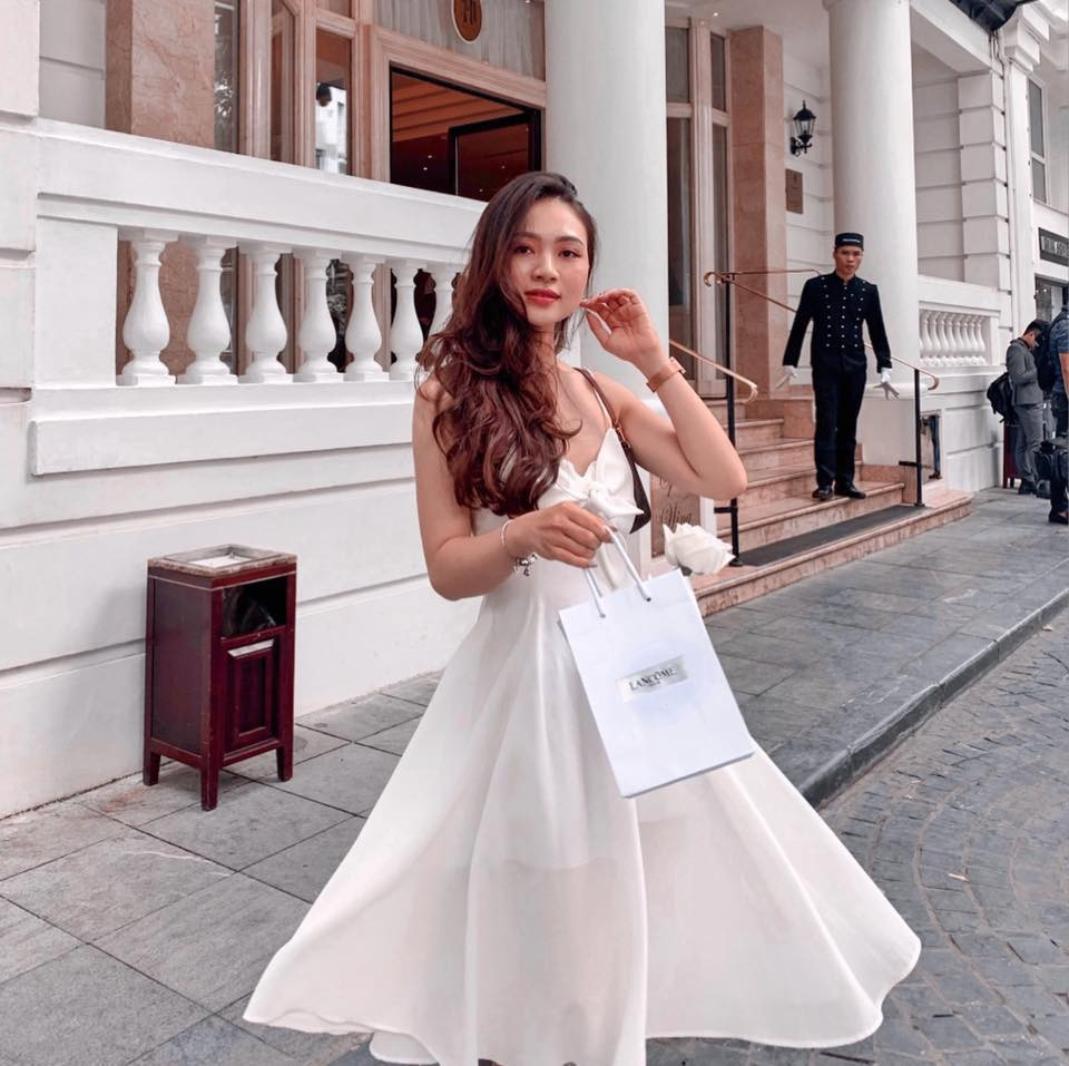 Thêm một thông tin tin tưởng việc Nguyễn Hồng Nhung cô gái nhiễm COVID-19 không xuất hiện tại buổi ra mắt cửa hàng thời trang. Ông Nguyễn Đức Chung - Chủ tịch UBND TP.Hà Nội cho biết, ông đã nói chuyện trực tiếp với bệnh nhân số 17 và chia sẻ: "Tôi đã trực tiếp trao đổi với bệnh nhân, cô ấy nói sau khi từ sân bay Nội Bài về, đã ở nhà từ sáng 2/3 cho đến 14h ngày 5/3. Chiều 5/3, lái xe chở bệnh nhân đến bệnh viện Hồng Ngọc và đến Viện vệ sinh dịch tễ Trung ương. Sự kiện của hãng thời trang khai mạc vào 18h chiều 5/3, như vậy bệnh nhân không thể tham dự".