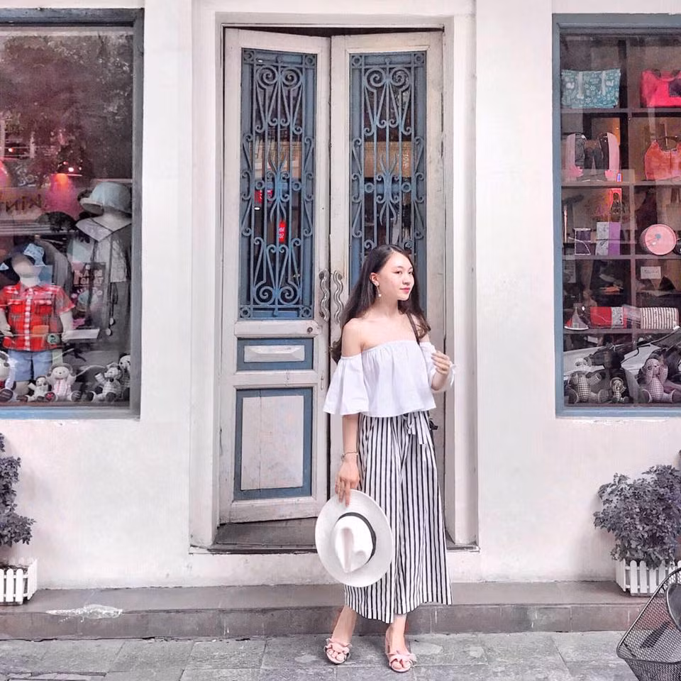 Những bức ảnh của Hồng Hạnh lúc nào cũng được sắp xếp theo phong cách tối giản, lại có phần rất sang trọng.