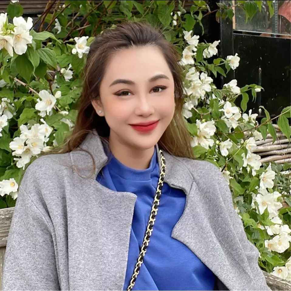 Những hình ảnh Gào tự đăng trên "phây". Trông cô lúc nào cũng xinh xắn, gương mặt thon gọn, body mảnh mai chẳng thua kém các người đẹp Vbiz.