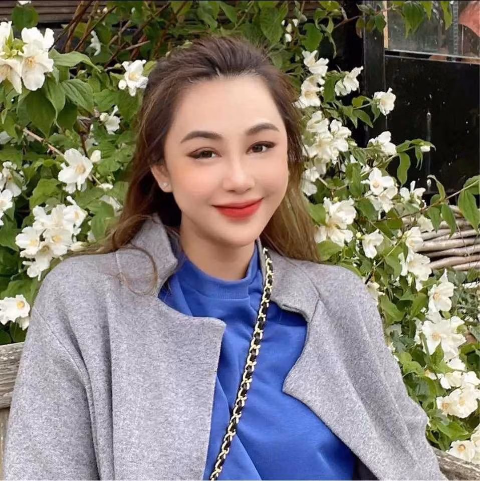 Những hình ảnh Gào tự đăng trên "phây". Trông cô lúc nào cũng xinh xắn, gương mặt thon gọn, body mảnh mai chẳng thua kém các người đẹp Vbiz.