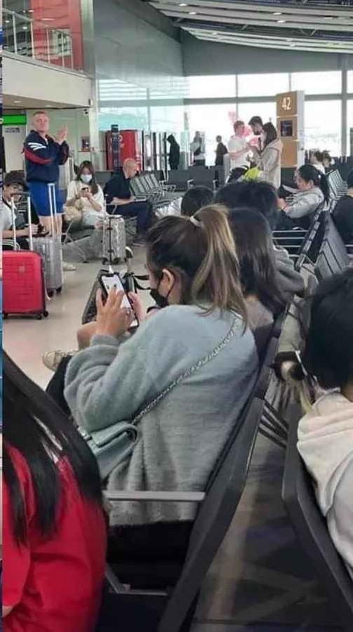 Trong ảnh, người này khoác bên ngoài một chiếc áo màu xanh, đeo túi xách cùng màu, buộc tóc cao, đang ngồi bấm điện thoại. Dưới bài viết, rất nhiều người nhận định đó là nhà văn Gào.