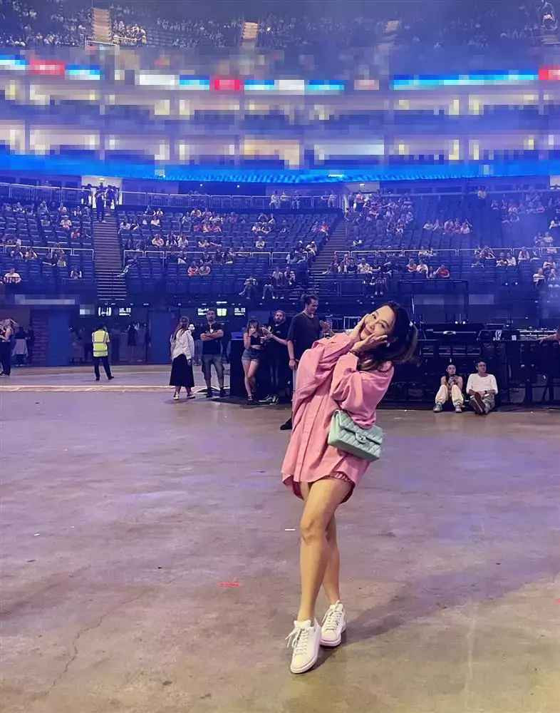 Nếu hai người này là một thì so sánh ảnh tự đăng và bị chụp lén, cư dân mạng có sự giật mình không hề nhẹ bởi "mặt tiền" quá khác lạ. Cụ thể, trong ảnh chụp lén, nữ nhà văn trông mũm mĩm, nước da đen, kém mịn màng.