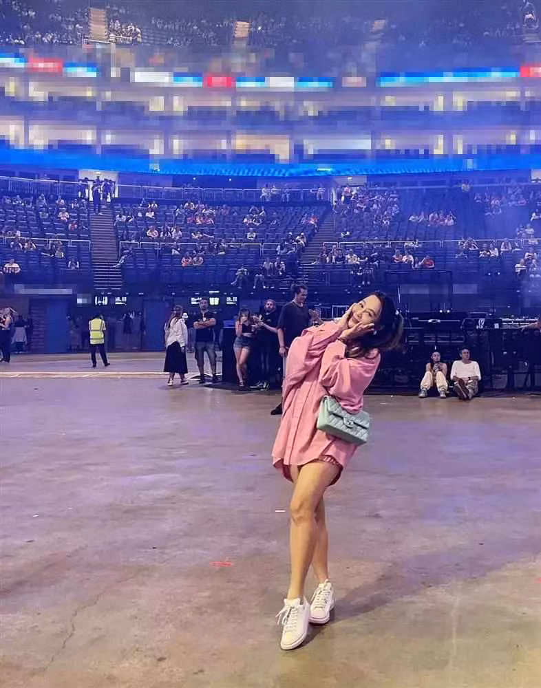 Nếu hai người này là một thì so sánh ảnh tự đăng và bị chụp lén, cư dân mạng có sự giật mình không hề nhẹ bởi "mặt tiền" quá khác lạ. Cụ thể, trong ảnh chụp lén, nữ nhà văn trông mũm mĩm, nước da đen, kém mịn màng.