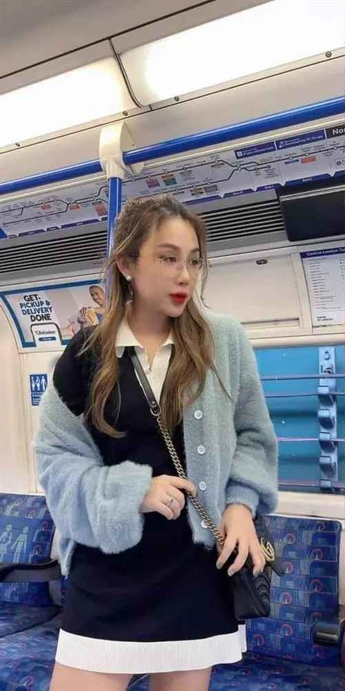 Mới đây, các diễn đàn tích cực lan truyền hình ảnh chụp lén một cô gái được cho là của nhà văn Gào.