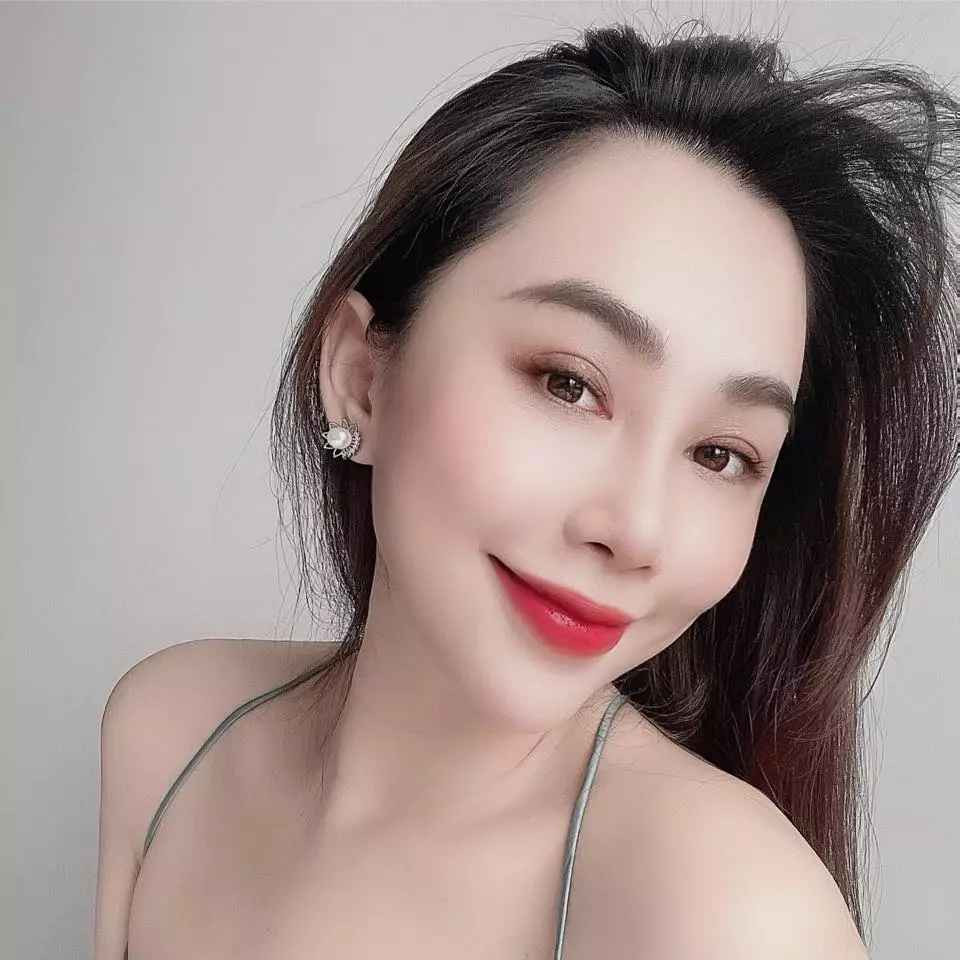 Bên cạnh đó, nữ nhà văn Gào không ngần ngại cãi nhau tay đôi, dùng những lời lẽ tục tĩu với cộng đồng mạng.