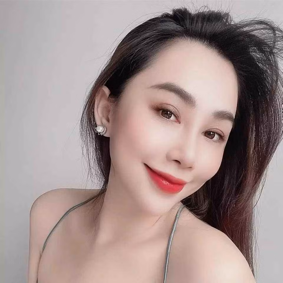 Bên cạnh đó, nữ nhà văn Gào không ngần ngại cãi nhau tay đôi, dùng những lời lẽ tục tĩu với cộng đồng mạng.