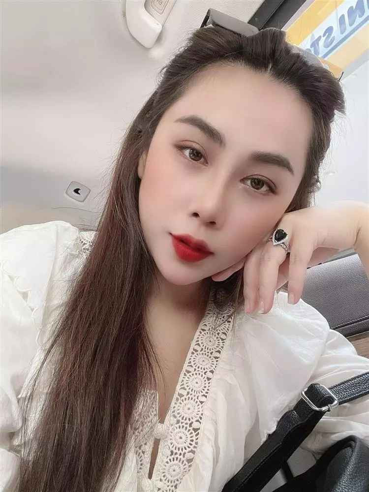  Nhà văn Gào (tên thật Vũ Phương Thanh, sinh năm 1988) là tác giả của những tác phẩm được rất nhiều bạn trẻ yêu thích như Tự Sát, Son Môi, Cho Em Gần Anh Thêm Chút Nữa, Đừng Gọi Em Là Kí Ức...