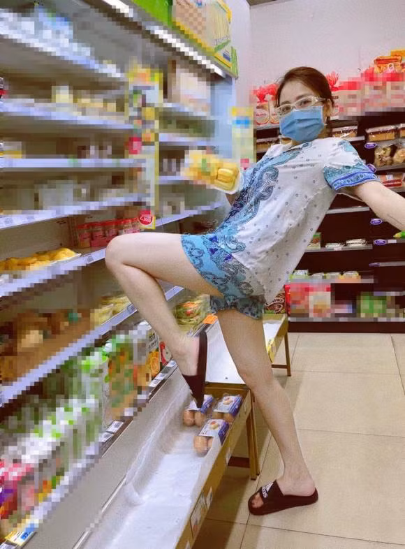 Với diễn biến phức tạp của COVID-19 nên TP Hồ Chí Minh bắt buộc phải thực hiện giãn cách theo chỉ thỉ 16 của Chính phủ. Cũng như nhiều người dân khác, hot girl Trâm Anh cũng nghiêm túc làm theo quy định phòng dịch của các cơ quan chức năng.