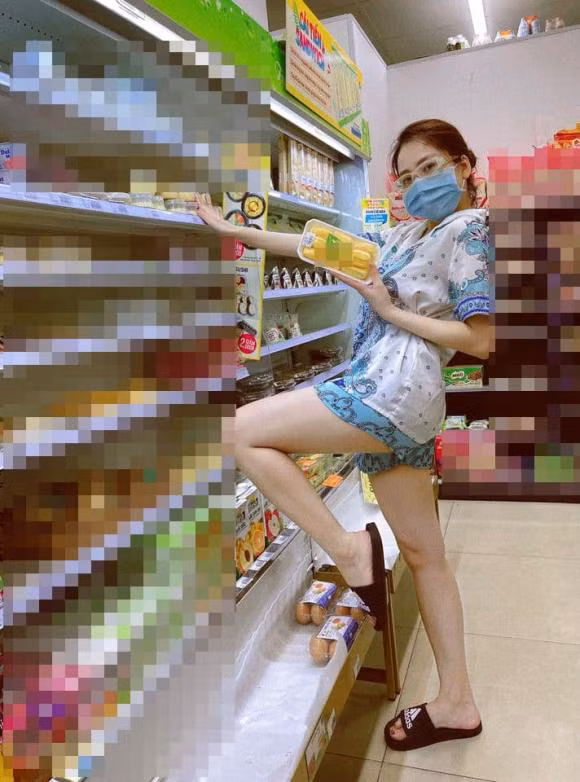 Thỉnh thoảng, Trâm Anh cũng đăng ảnh đi siêu thị mua đồ thiết yếu. Bịt khẩu trang và che chắn kỹ lưỡng nên cô nàng thoải mái mặc đồ ở nhà.