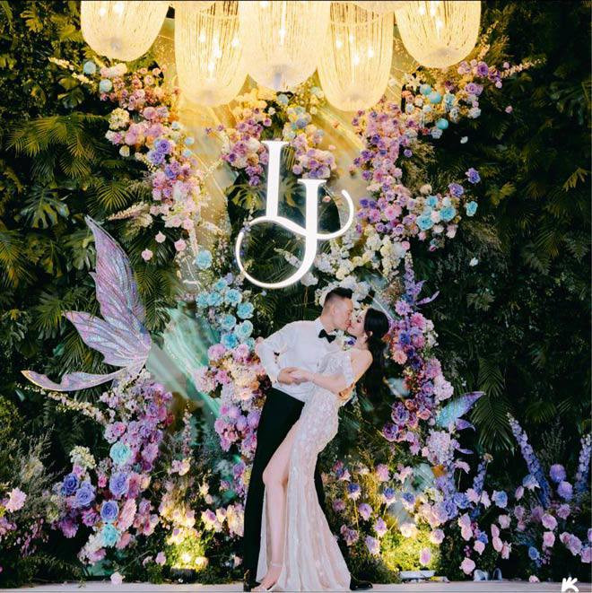 Và sau cùng, họ quyết định tổ chức lễ cưới tại Huế - nơi sinh thành của cô dâu Linnie và Mỹ - nơi chú rể Jimmy lớn lên.