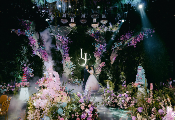 Nói về số quà cưới là 26 cuốn sổ hồng, cô dâu Huế cho hay, 5 cuốn trong số đó là của bố chồng cô trao tặng, 20 cuốn do mẹ ruột cô trao và 1 cuốn là của bà nội cô tặng.