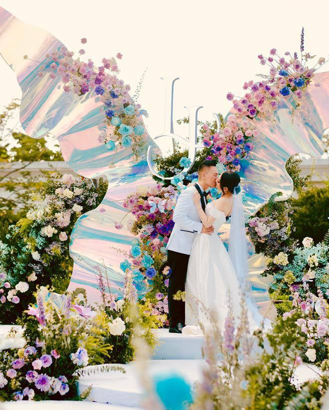 Cô dâu Linnie chia sẻ về khâu chuẩn bị đám cưới: "Hồi nhỏ, mình luôn mơ tưởng đến khu vườn cổ tích cùng bướm và hoa tươi nên quyết định tổ chức đám cưới theo concept này. Ở Mỹ, hoa tươi rất đắt, để có một không gian cưới ngập hoa tươi, chồng mình đã chi ra 21 tỷ đồng, miễn sao mình vui...