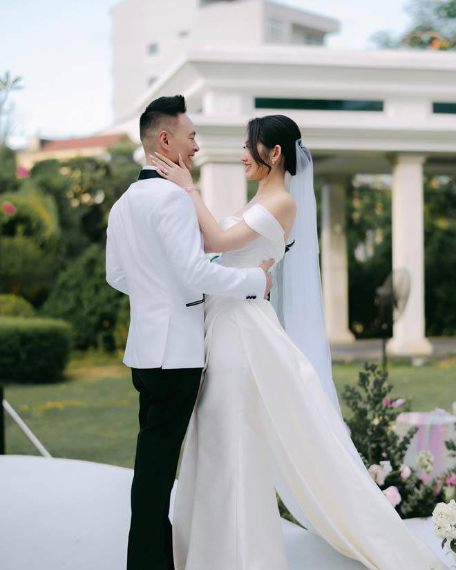 Đám cưới ở Việt Nam cũng là một khu vườn cổ tích nhưng mình chọn hoa tím và xanh là tông màu chủ đạo. Riêng lễ vu quy ở Huế, mình chọn làm theo phong tục cung đình Huế”, cô dâu gốc Huế chia sẻ thêm.