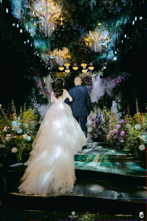 Cô dâu gốc Huế nói: “Trong những năm làm việc ở Mỹ, mình dành dụm được bao nhiêu tiền đều gửi mẹ. Mẹ đem số tiền đó đi mua đất trong vòng 7 năm và đã trao lại cho mình trong ngày cưới. Thời điểm mới qua Mỹ định cư, gia đình mình cũng khó khăn lắm...