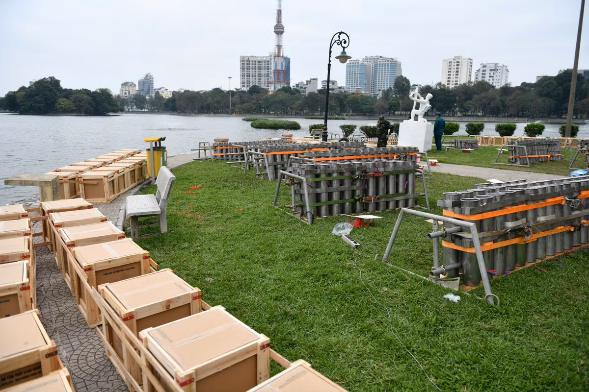 Theo kế hoạch đã được phê duyệt, trong đêm Giao thừa, thành phố Hà Nội sẽ tổ chức bắn pháo hoa ở 30 quận, huyện, thị xã với 32 trận địa pháo hoa.