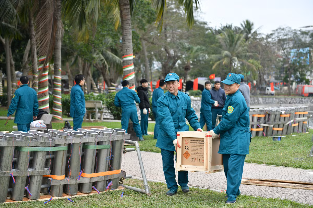 Trong đó, có 9 trận địa bắn pháo hoa tầm cao và 23 trận địa bắn tầm thấp. Sáng ngày 30 Tết, tại công viên Thống Nhất, các lượng lượng đã chuẩn bị cho màn bắn pháo hoa.