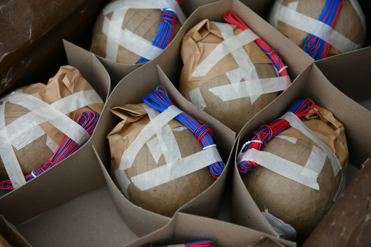 Ngoài bố trí 100% lực lượng, phương tiện tham gia bảo vệ điểm bắn pháo hoa trên địa bàn, những nơi tập trung đông người… Các lực lượng an ninh cũng đảm bảo quân số, tập trung rà soát, kiểm tra các phương tiện, thiết bị phục vụ tốt cho công tác chiến đấu và PCCC.