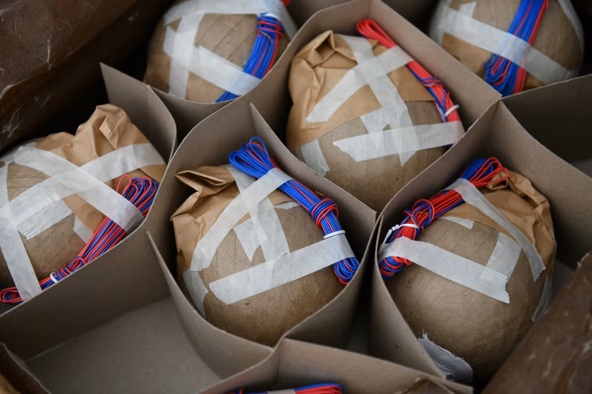 Ngoài bố trí 100% lực lượng, phương tiện tham gia bảo vệ điểm bắn pháo hoa trên địa bàn, những nơi tập trung đông người… Các lực lượng an ninh cũng đảm bảo quân số, tập trung rà soát, kiểm tra các phương tiện, thiết bị phục vụ tốt cho công tác chiến đấu và PCCC.