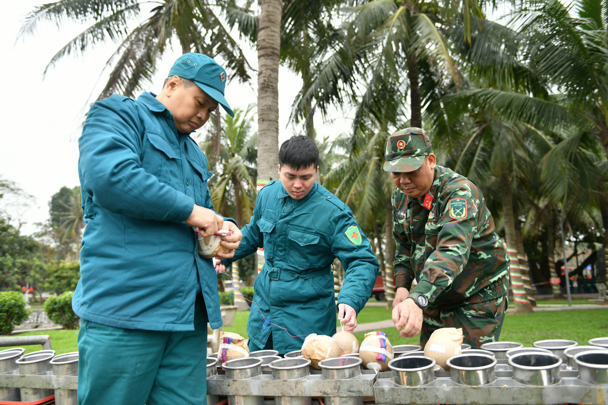 Đặc biệt, năm nay các trận địa tầm cao đều được kết hợp giữa đạn pháo hoa tầm cao với tầm thấp để tạo nên màn biểu diễn nghệ thuật ánh sáng vừa đa dạng, vừa tạo được hình ảnh đẹp.