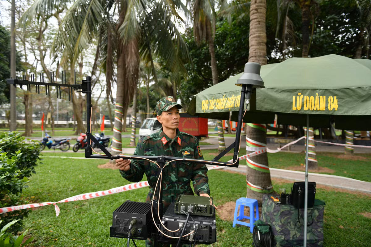 Ngoài ra, người dân cần chấp hành tốt các quy định về bảo đảm an ninh trật tự, tránh chen lấn, xô đẩy, không để xảy ra các sự việc đáng tiếc để đón năm mới an toàn, hạnh phúc.