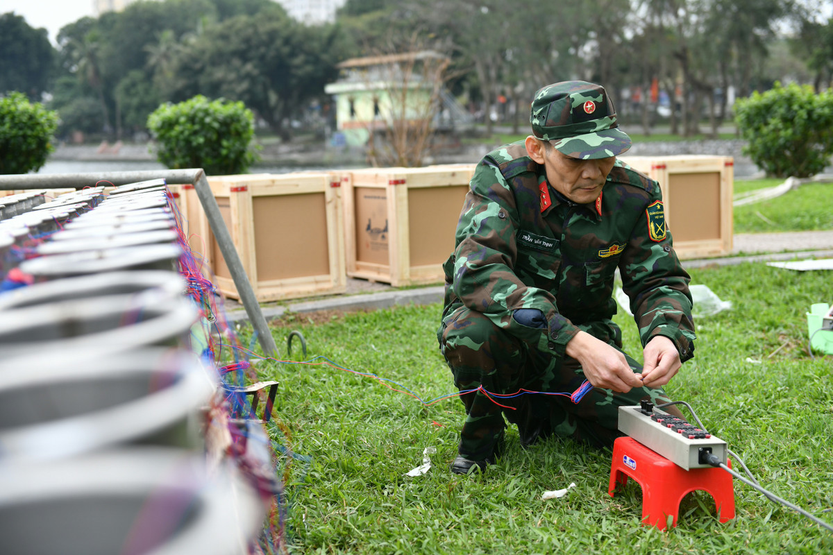 Pháo hoa tầm cao cũng được cải tiến để bắn cao hơn, rực rỡ sắc màu.