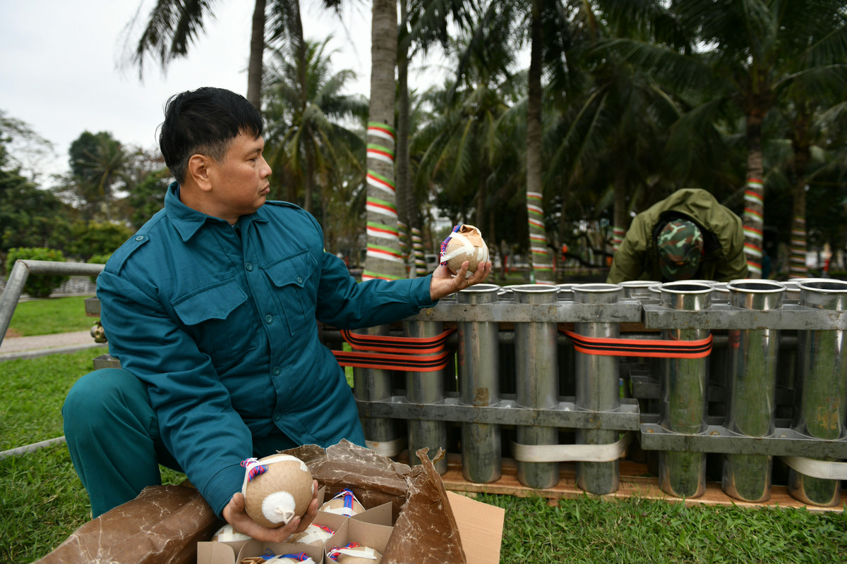 Bộ Tư lệnh Thủ đô Hà Nội cũng khuyến cáo, người dân khi đến xem bắn pháo hoa cần thực hiện tốt các quy định của lực lượng chức năng về bảo đảm an toàn, giữ khoảng cách từ trận địa bắn đến người xem cách từ 100m trở ra.