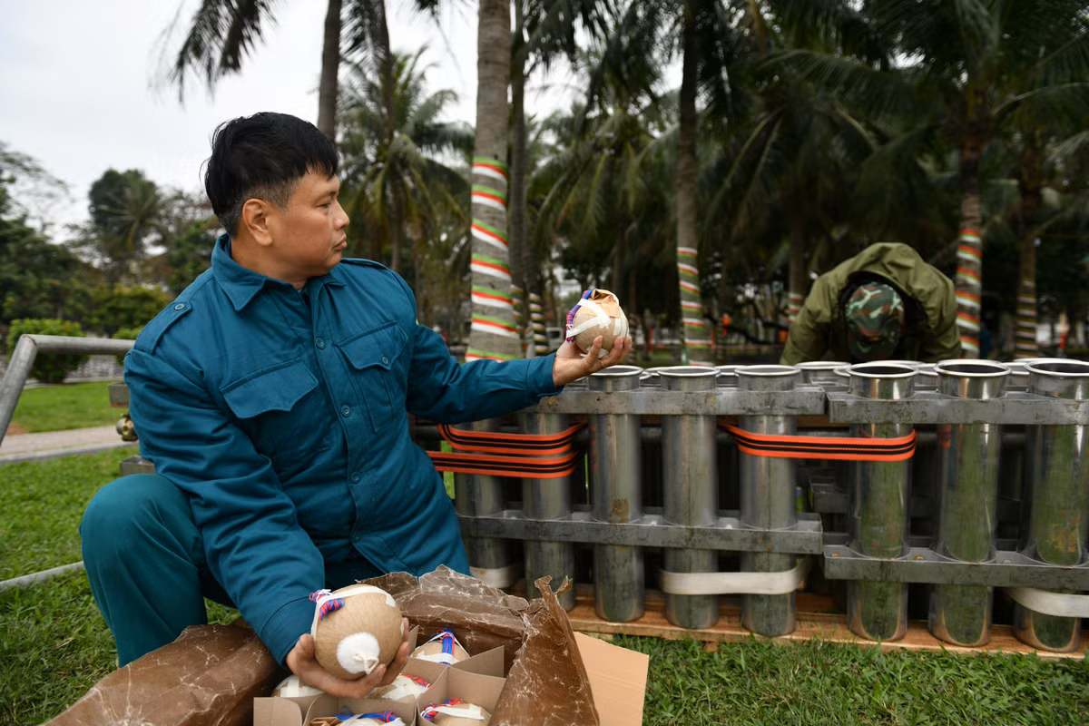 Bộ Tư lệnh Thủ đô Hà Nội cũng khuyến cáo, người dân khi đến xem bắn pháo hoa cần thực hiện tốt các quy định của lực lượng chức năng về bảo đảm an toàn, giữ khoảng cách từ trận địa bắn đến người xem cách từ 100m trở ra.