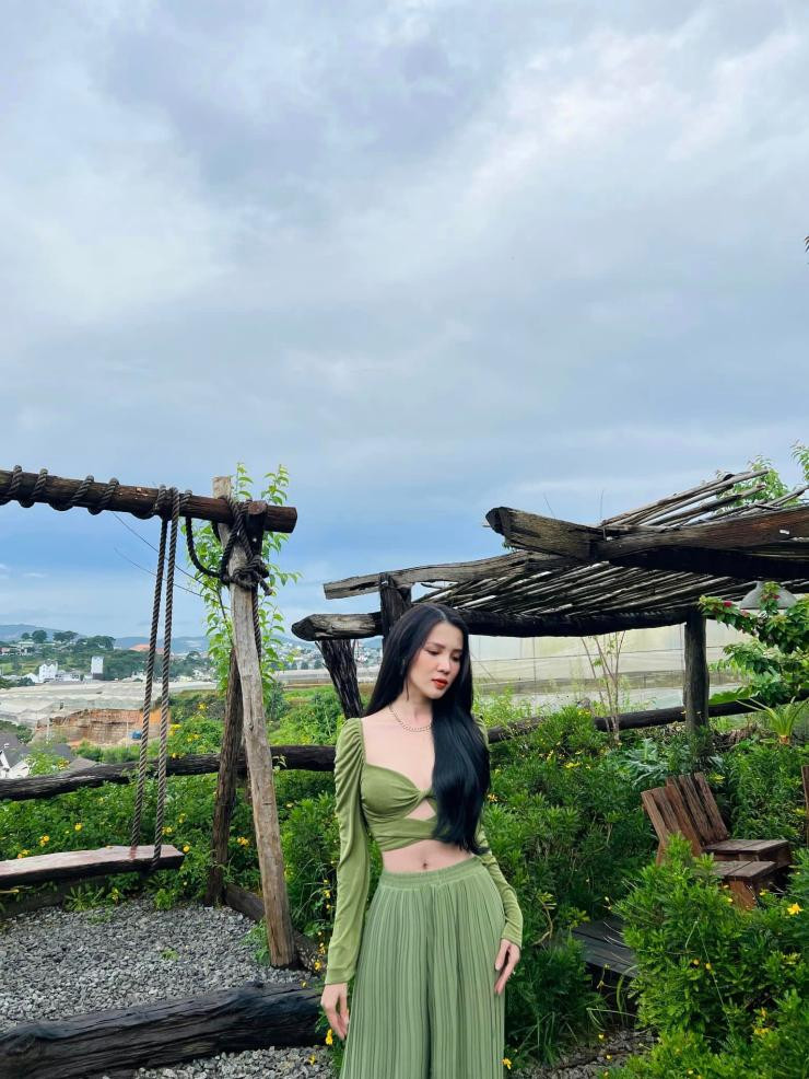 Với thân hình cân đối, Thuý Vi thường lựa chọn cho mình những trang phục trẻ trung, thanh lịch đúng với hình ảnh của một giảng viên đại học, một hoa khôi.