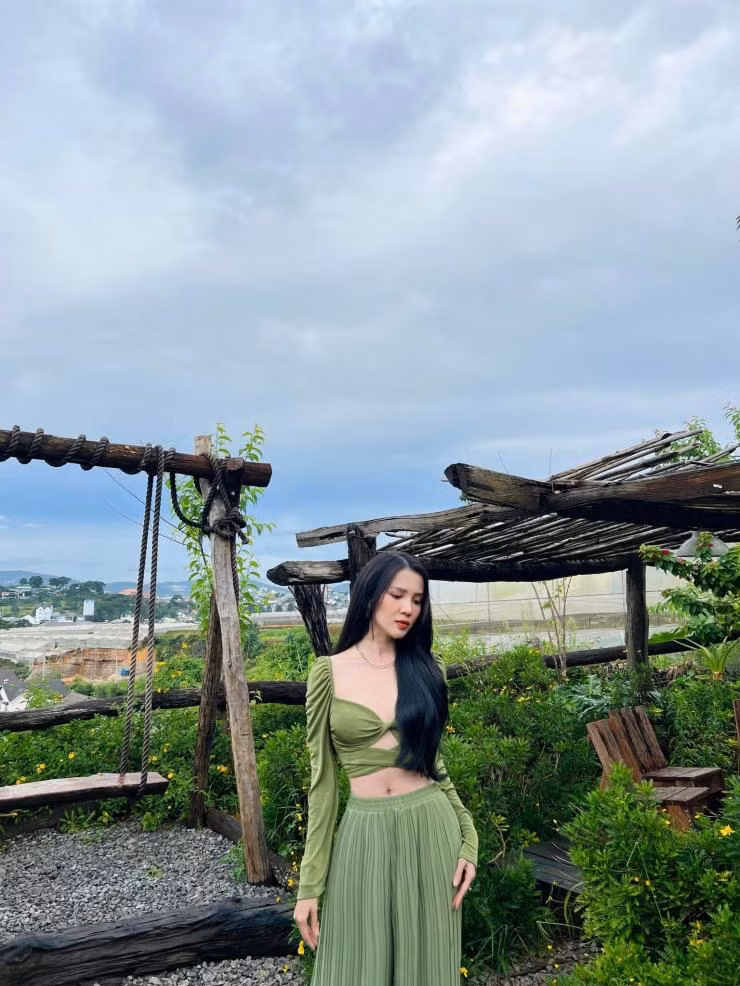 Với thân hình cân đối, Thuý Vi thường lựa chọn cho mình những trang phục trẻ trung, thanh lịch đúng với hình ảnh của một giảng viên đại học, một hoa khôi.