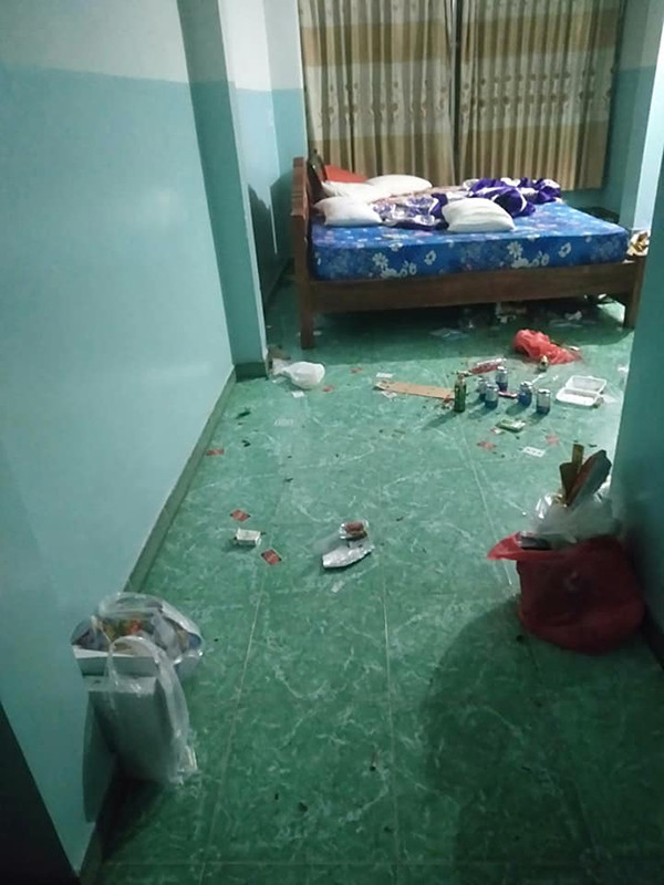 Mới đây, cộng đồng mạng lại được phen xôn xao trước cảnh tượng một căn phòng khách sạn bẩn kinh hoàng. Tài khoản Facebook S.S.Q. (chủ nhà nghỉ) đăng tải loạt ảnh về phòng của mình sau khi cho 2 cô gái xinh đẹp thuê phòng.