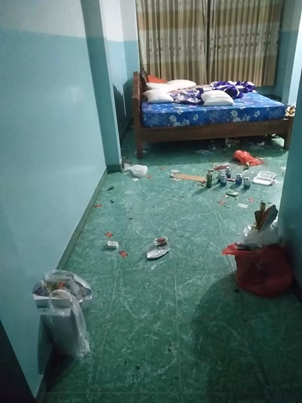 Mới đây, cộng đồng mạng lại được phen xôn xao trước cảnh tượng một căn phòng khách sạn bẩn kinh hoàng. Tài khoản Facebook S.S.Q. (chủ nhà nghỉ) đăng tải loạt ảnh về phòng của mình sau khi cho 2 cô gái xinh đẹp thuê phòng.